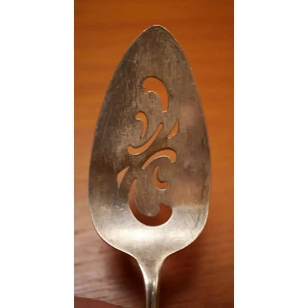 Vintage International Silver TULIP IS Silverplate Pie Cake Wedding Server 8.5